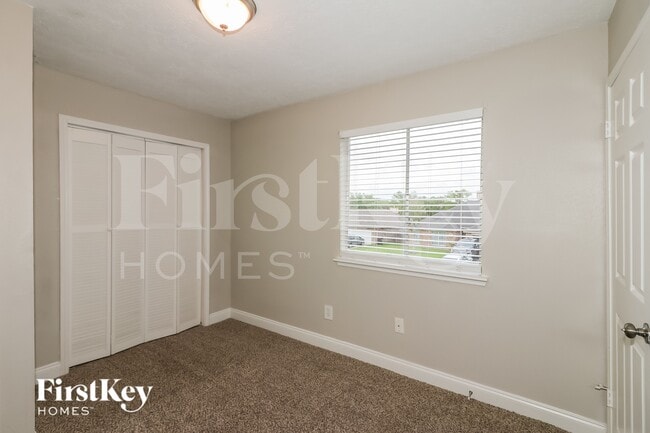 Building Photo - 2106 Hazyknoll Ln