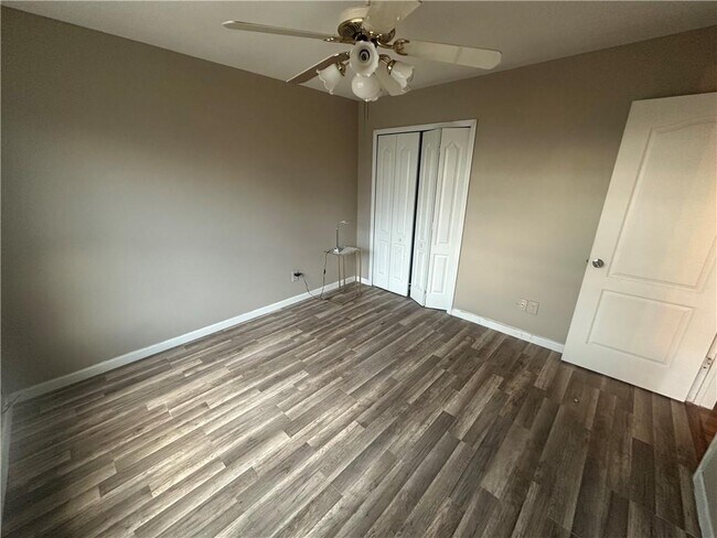 Building Photo - 61 Longwood Ct