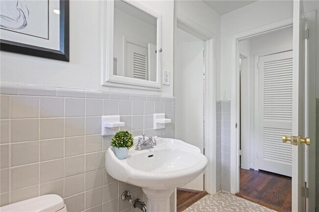 Building Photo - 2800 Mornington Dr NW