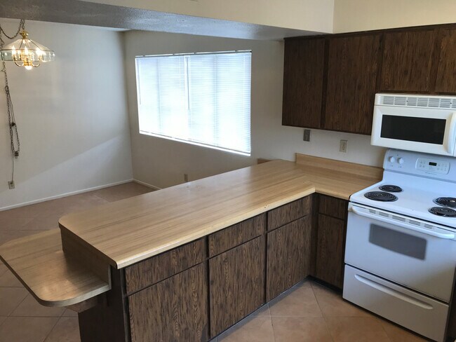 Building Photo - 1653 W Plana Ave