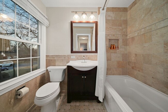Building Photo - ABSOLUTELY GEORGEOUS 5BD/3.5BA Fully-Renov...