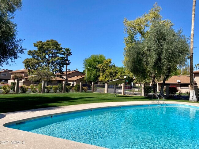 Building Photo - 8529 E Portland St