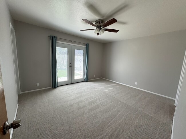 Building Photo - Mid Century and Mountain Views