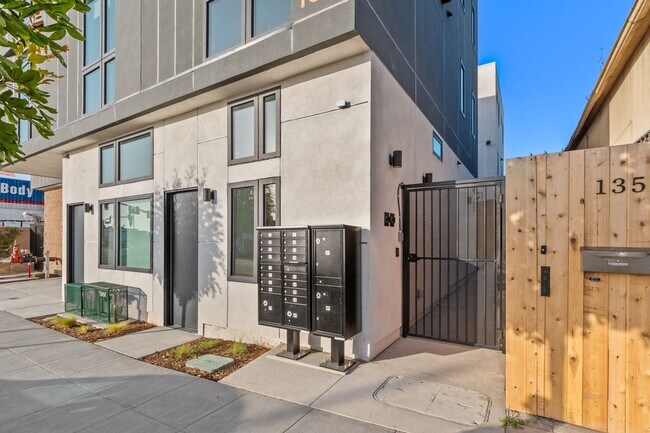 Building Photo - New modern style living- 1 bedroom 1 bath ...