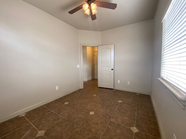 Building Photo - 3605 N Narcissus Ave