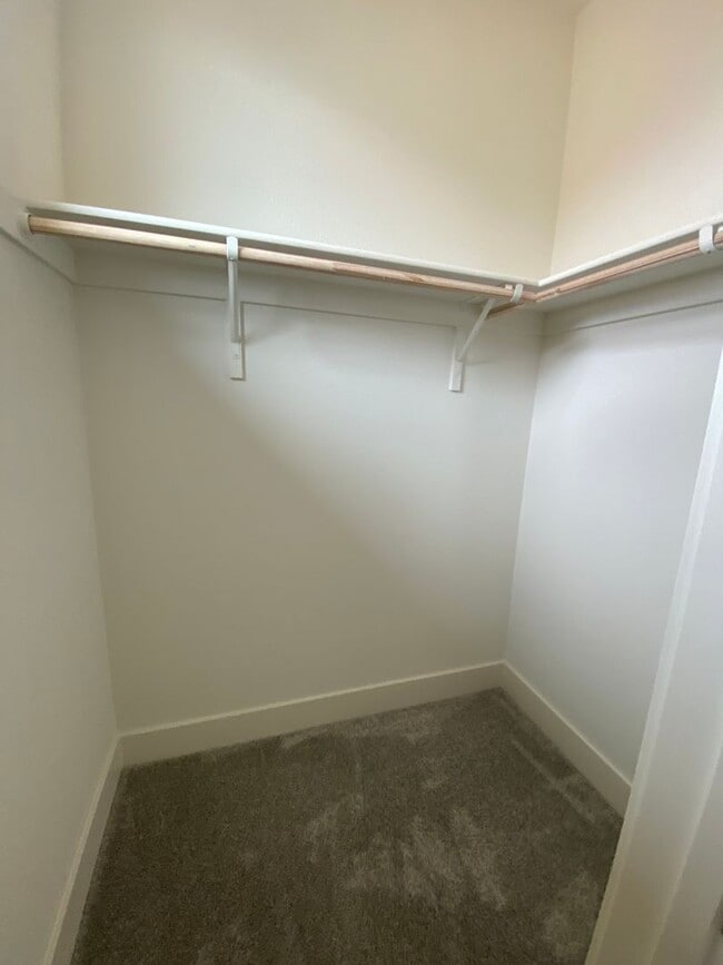 Building Photo - Boulevards End Unit Townhouse, 3 Bed / 2.5 Bath, Amenities, Close to 580 - Short term lease throu...