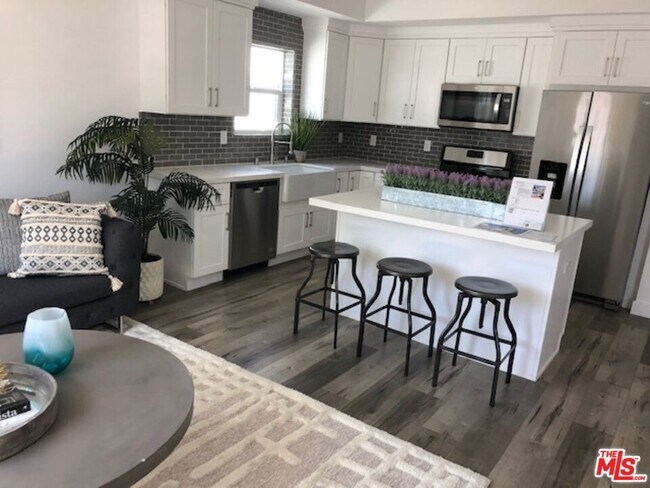 Building Photo - 3946 S Budlong Ave