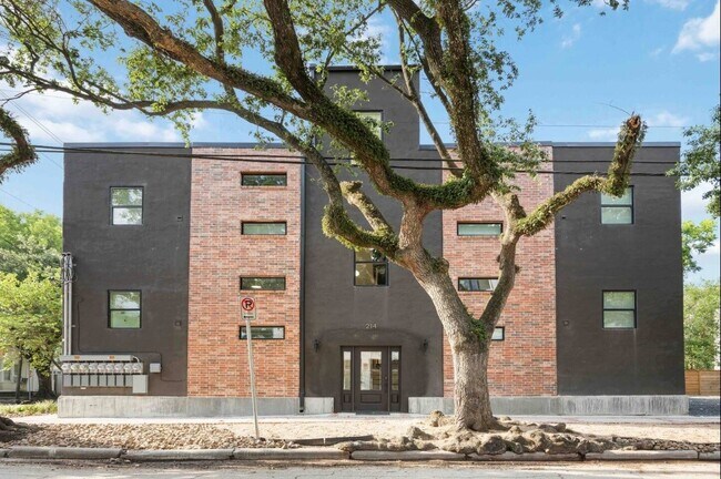 Primary Photo - 214 Welch St