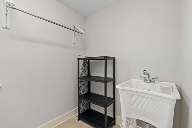 Building Photo - Modern condo, great location, fully Furnis...