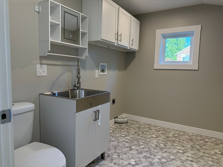 Laundry room - 8 Beveridge St