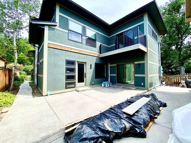 Building Photo - 13THTOWNHOME