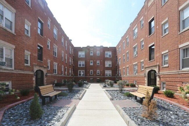 Building Photo - 958 W Cornelia Ave