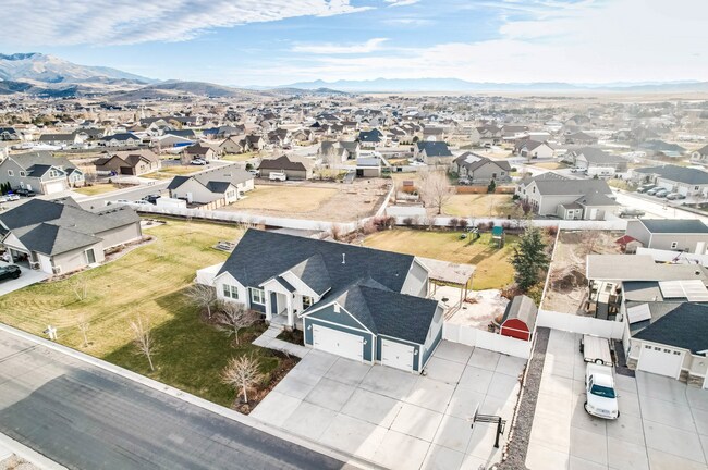 Building Photo - Beautiful 6-Bedroom Home in Eagle Mountain!
