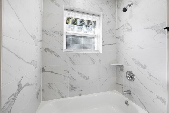 Building Photo - 512 E Branch St