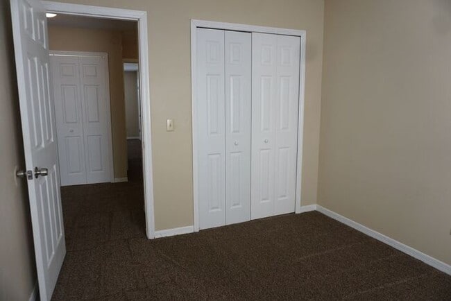 Building Photo - 3 bedroom 2.5 Bathroom townhome with fence...