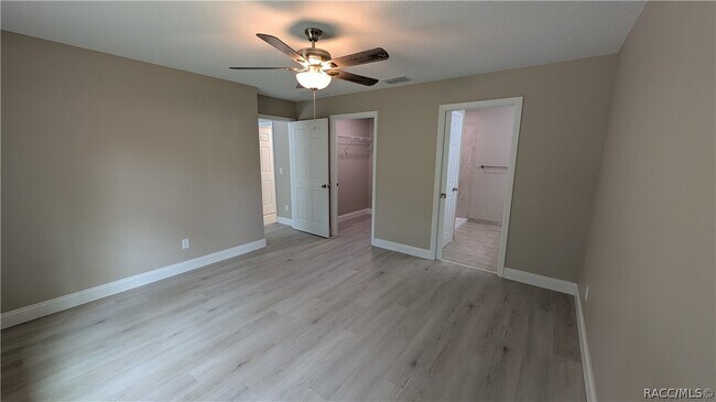 Building Photo - 7708 N Paris Dr