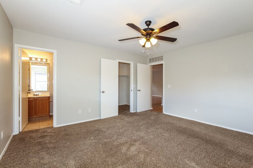 Building Photo - 3008 W White Feather Ln