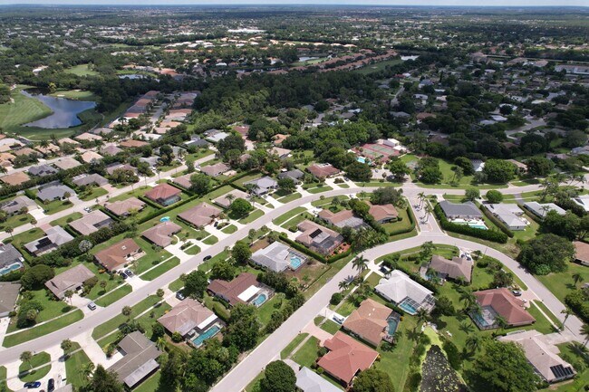 Building Photo - ** VICTORIA PARK ** 4 BED / 2 BATH - POOL ...