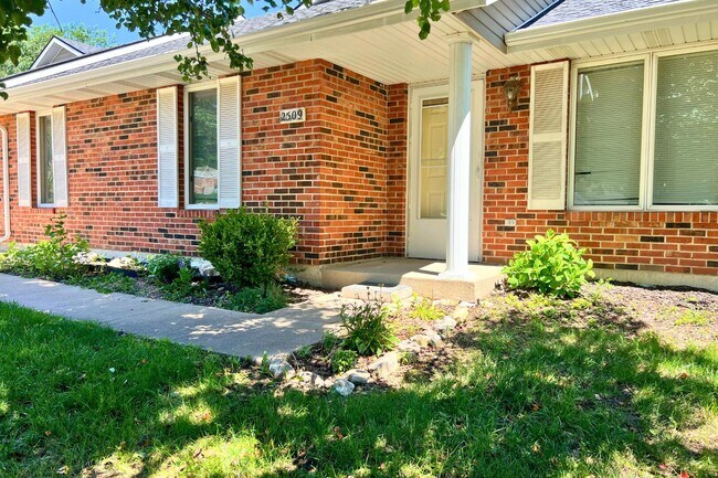 Building Photo - 2509 Hollyhock Dr