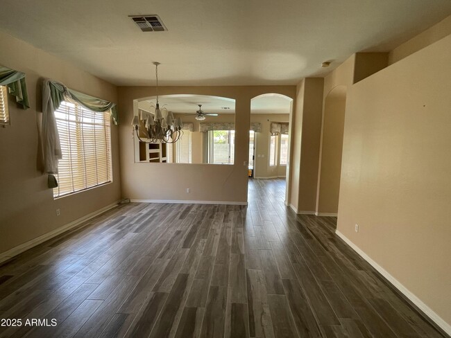 Building Photo - 901 W Oriole Way