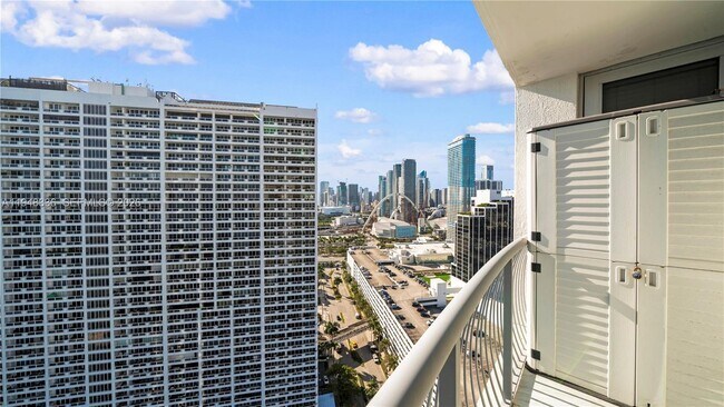 Building Photo - 1750 N Bayshore Dr