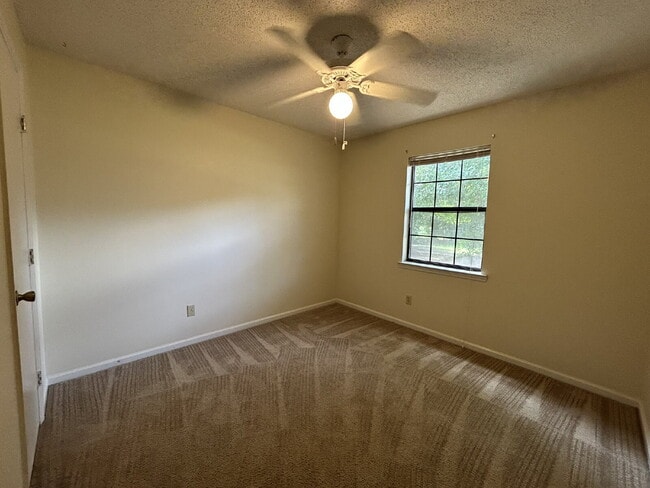 Building Photo - Home For Rent