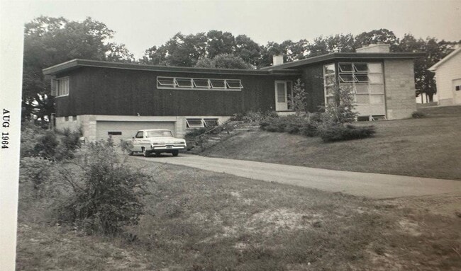 Building Photo - Mid-Century Home