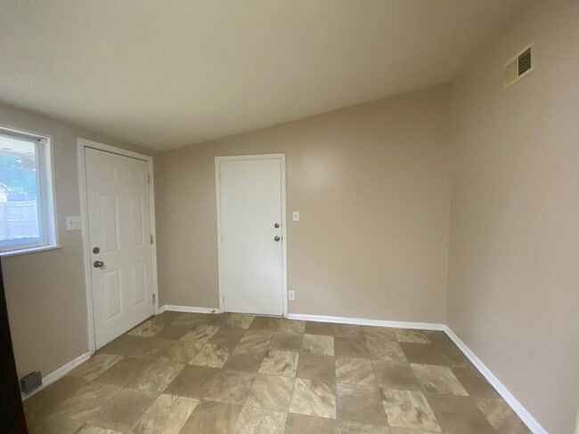 Building Photo - 3 Bed 1.5 Bath House