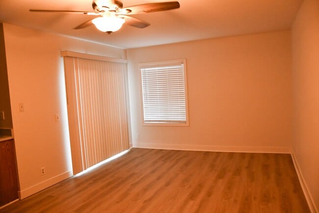 Building Photo - 1271 N Mosswood Dr