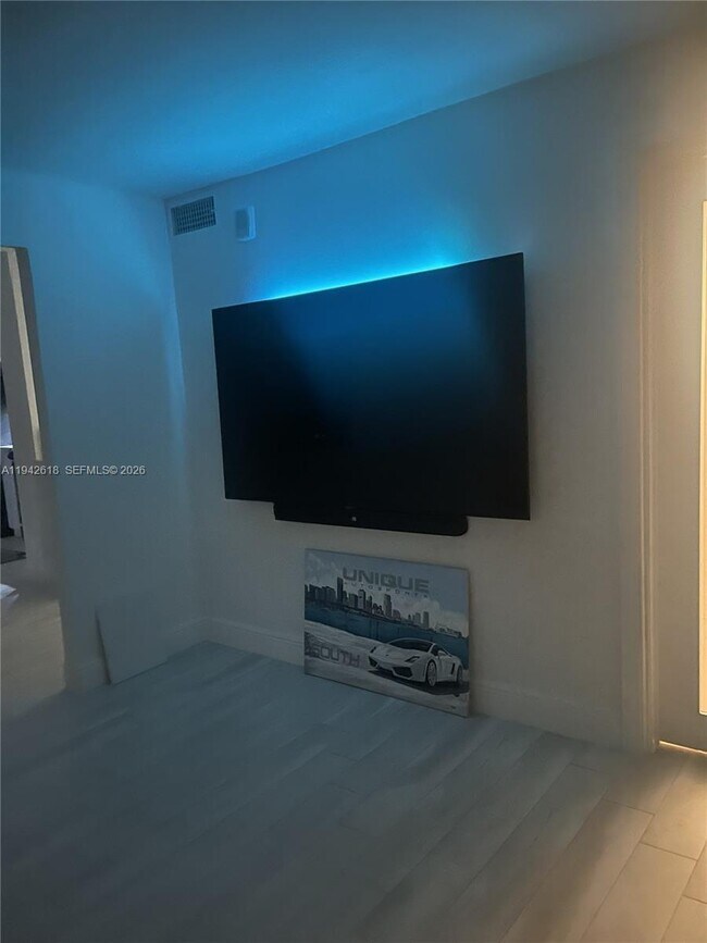 Building Photo - 6900 Bay Dr