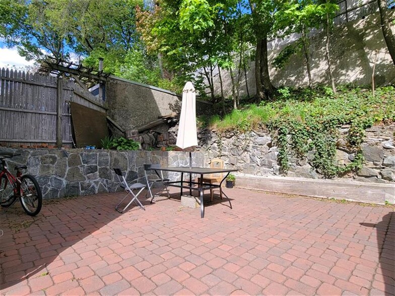 Primary Photo - 89 Cedar St