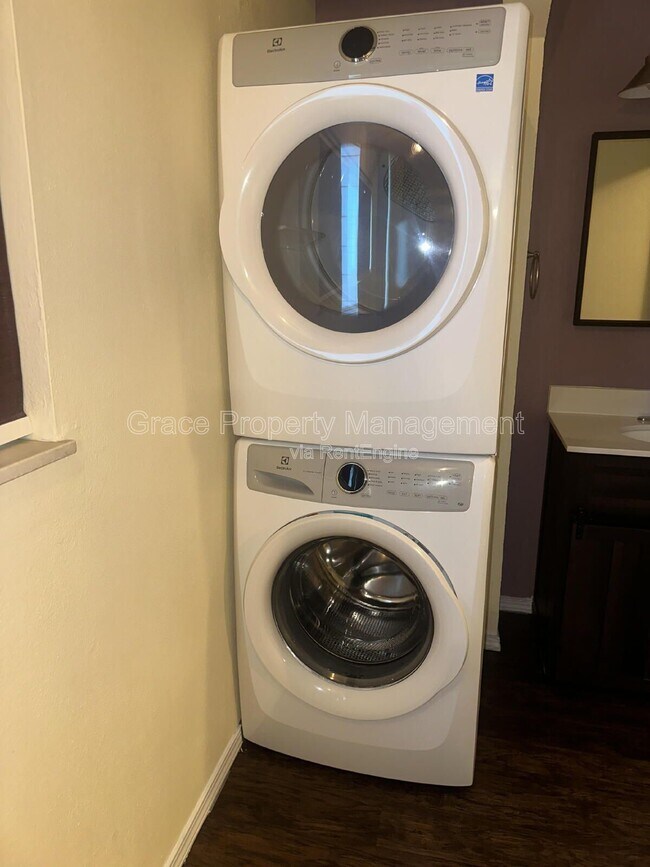 Building Photo - 3121 S Tamarac Dr