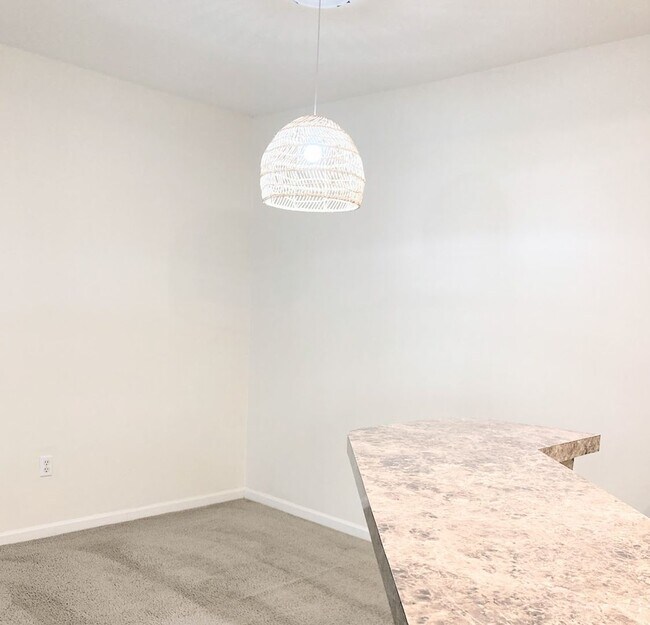 Building Photo - Beautiful 1/1 Condo x Rent @ The Crest at ...