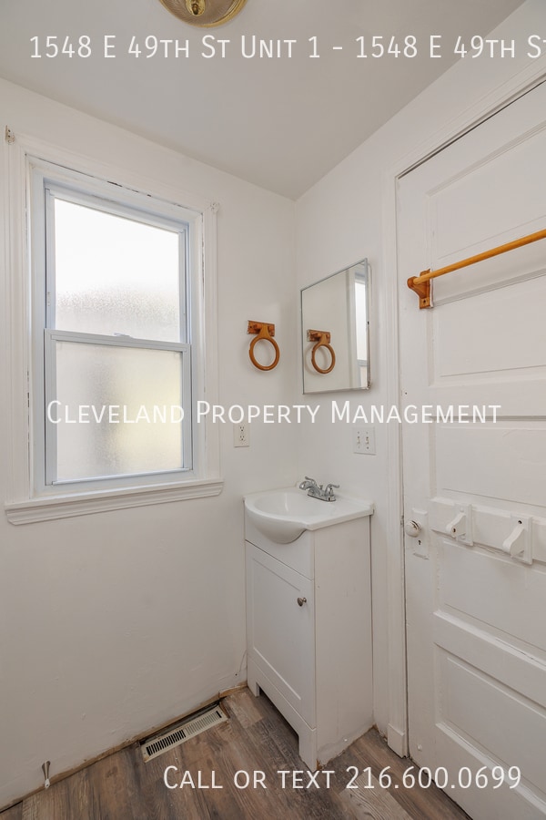 Building Photo - 1548 E 49th St