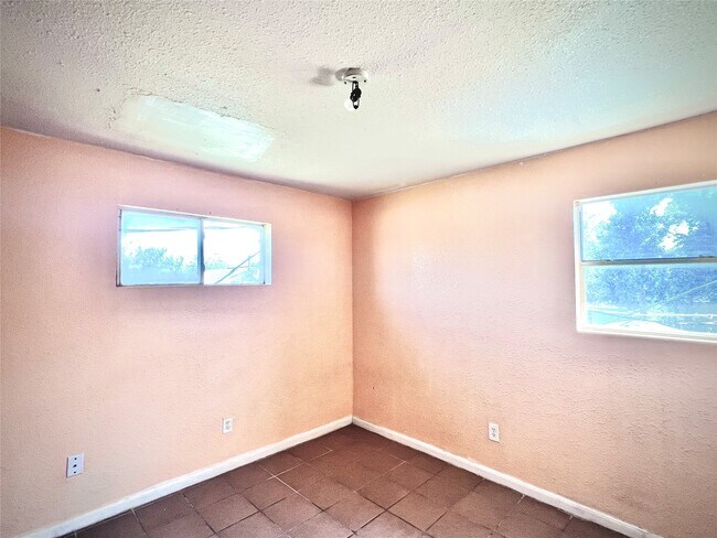 Building Photo - 6802 Sayers St