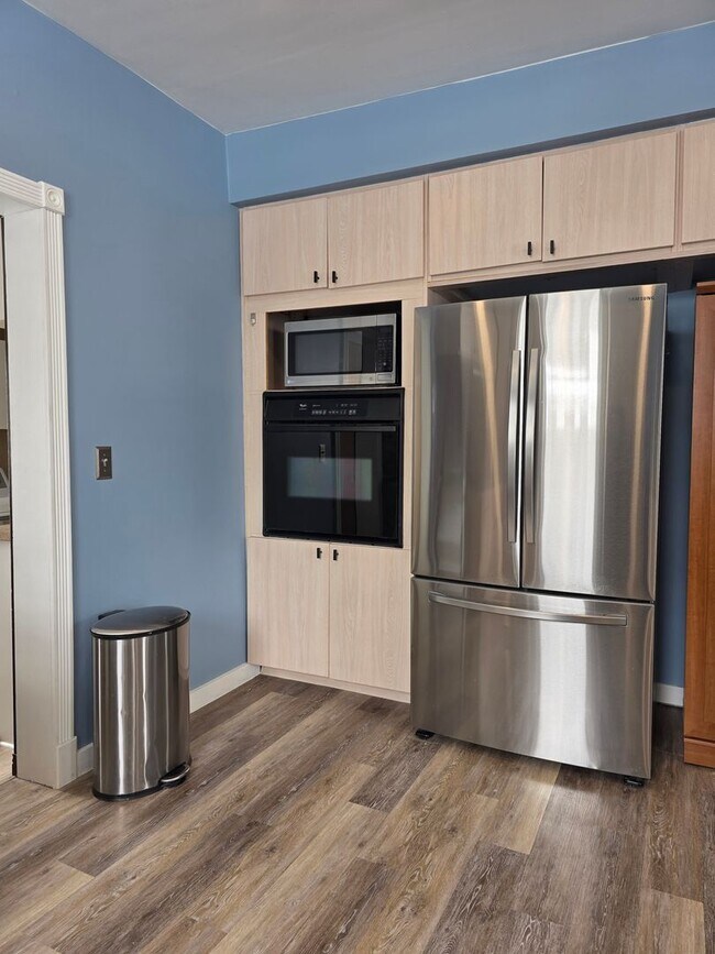 Building Photo - Small Town Home with Lots of Room