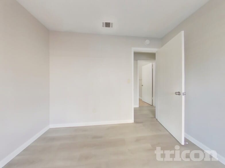 Building Photo - 9411 Aizenberg Cir