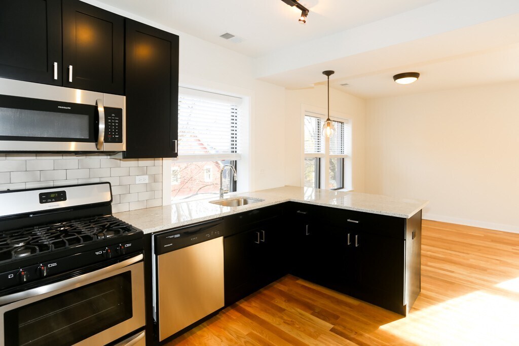 Building Photo - 2210 W Eastwood Ave