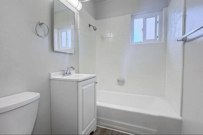 Building Photo - Pine