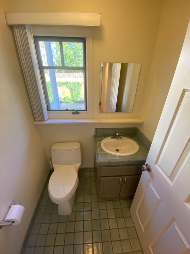Building Photo - Beautifully Renovated 3BR/2.5BA Home in Co...
