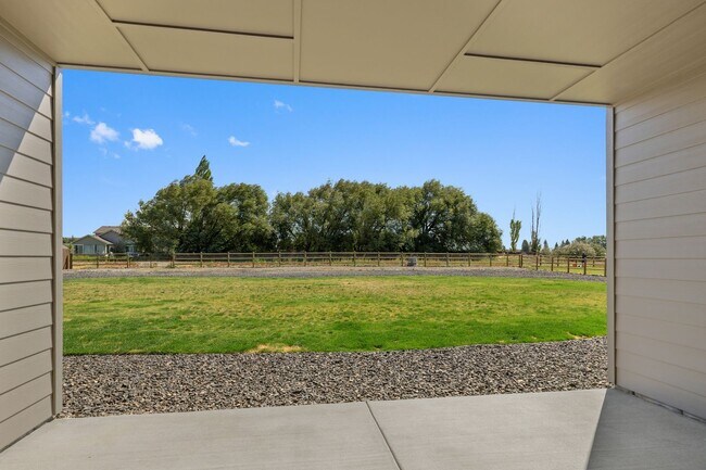 Building Photo - 4 Bedroom Home with Spacious Fully Fenced ...