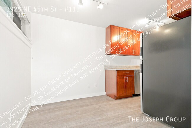 Building Photo - 3925 NE 45th St
