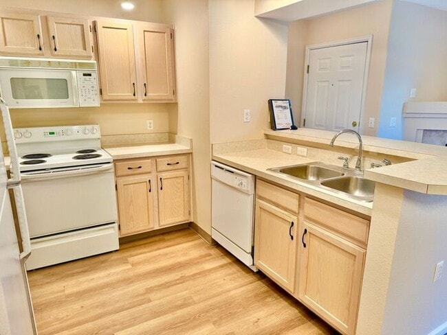 Building Photo - Cozy Two Bed/Two Bath Condo in Convenient ...