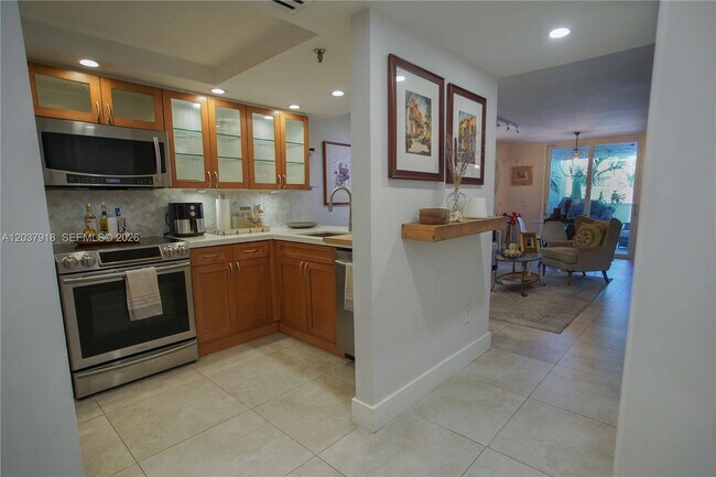Building Photo - 5880 Collins Ave