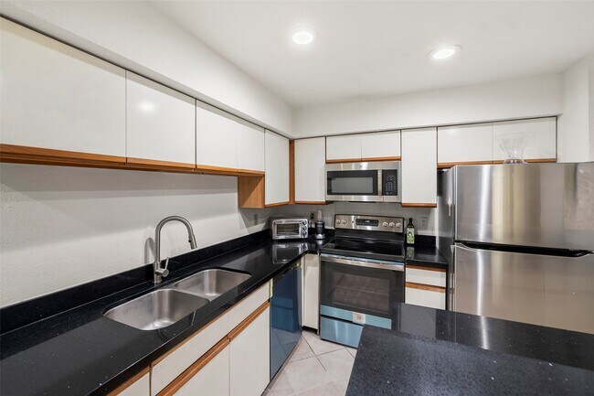 Building Photo - 16800 Sugar Pine Dr