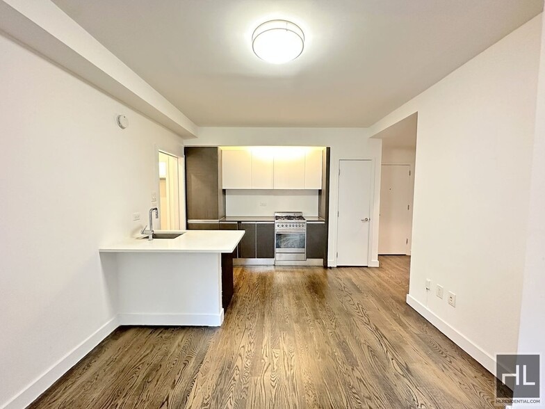 Building Photo - KING SIZE 1 bedroom 1 bathroom with washer and dryer.