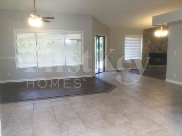 Building Photo - 899 Daffodil Dr