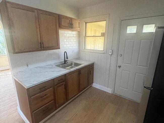 Building Photo - Freshly Painted 3BR 1BA home in East Pittsburgh
