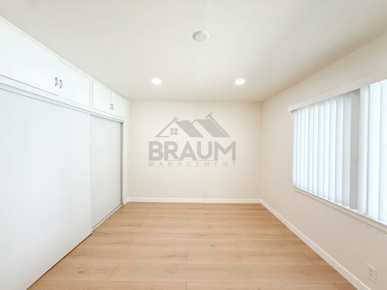Building Photo - 15550 Vanowen St