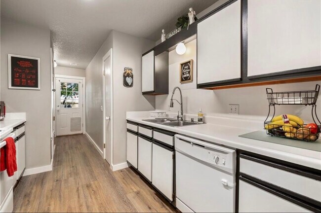 Kitchen - 707 E Eastview Dr